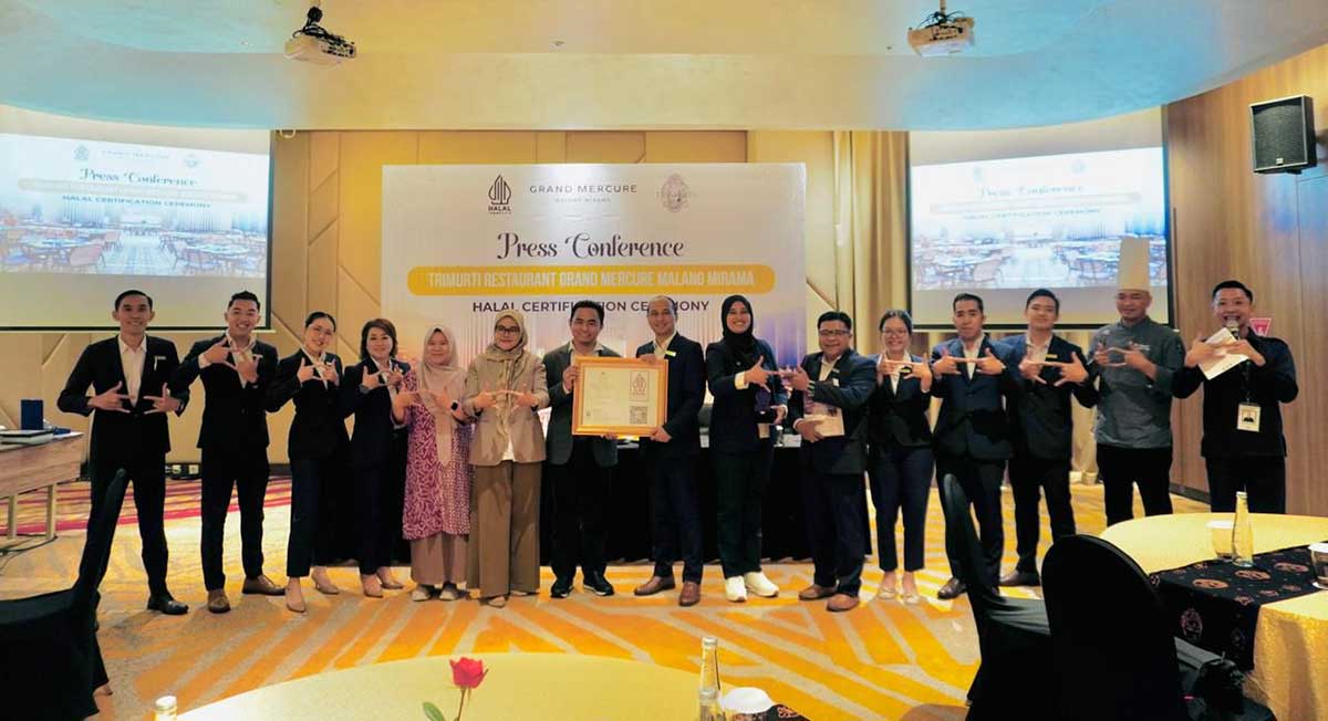 Trimurti Restaurant Grand Mercure Malang Mirama saat menerima sertifikasi halal dari MUI dan BPJPH. 
