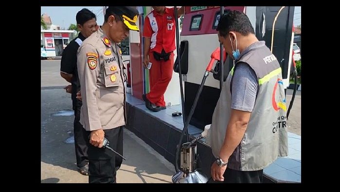 Cegah Kecurangan Pengisian BBM Jelang Lebaran, Polsek Mojoagung Sidak SPBU