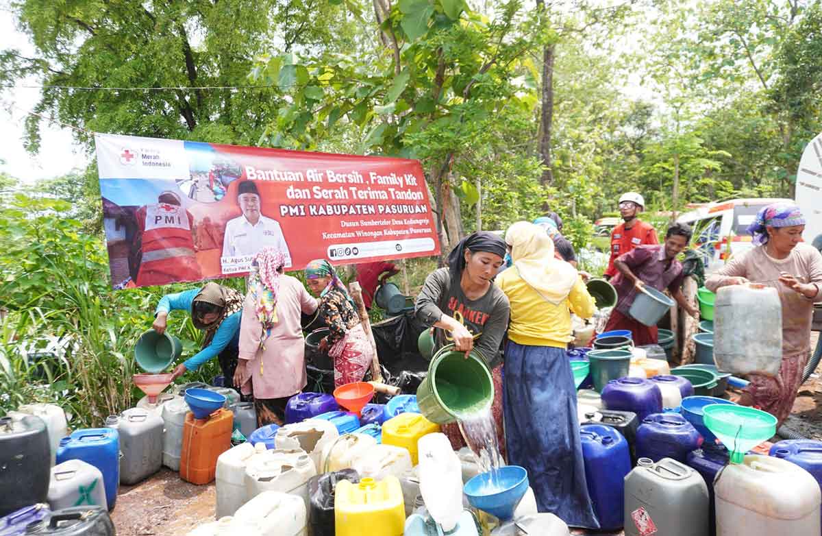 PMI Kabupaten Pasuruan Salurkan Bantuan ke Desa Terdampak Kekeringan di Kecamatan Winongan