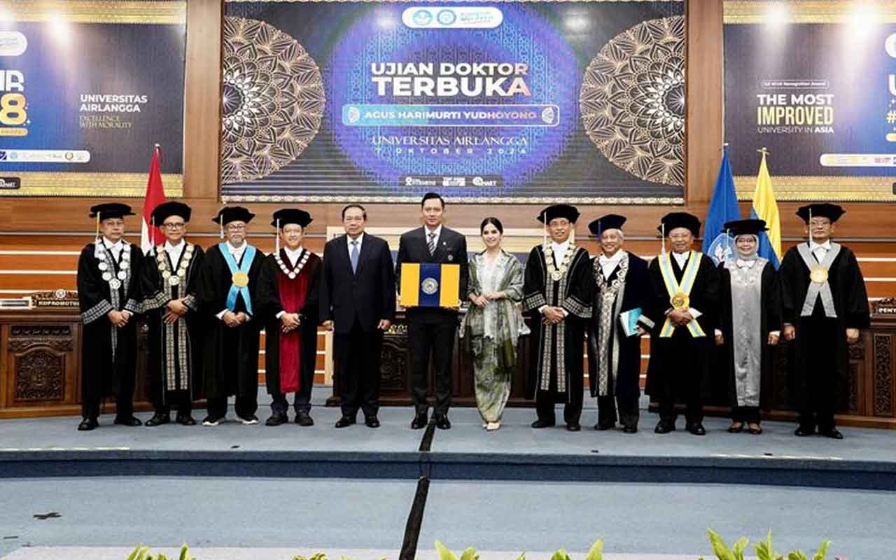 Menteri Agraria dan Tata Ruang/Kepala Badan Pertanahan Nasional (ATR/BPN), Agus Harimurti Yudhoyono, selesai menjalani ujian doktor terbuka pada program studi Pengembangan Sumber Daya Manusia di Universitas Airlangga (Unair), Surabaya, Jawa Timur, Senin (7/10/2024). 