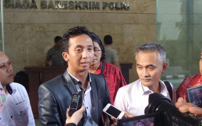 Aktivis dari Aliansi Nasional 98 melaporkan Ketua DPP Gerindra Desmond J Mahesa ke Bareskrim Polri karena dianggap melecehkan Nabi Muhammad SAW, Rabu (16/11/2016).