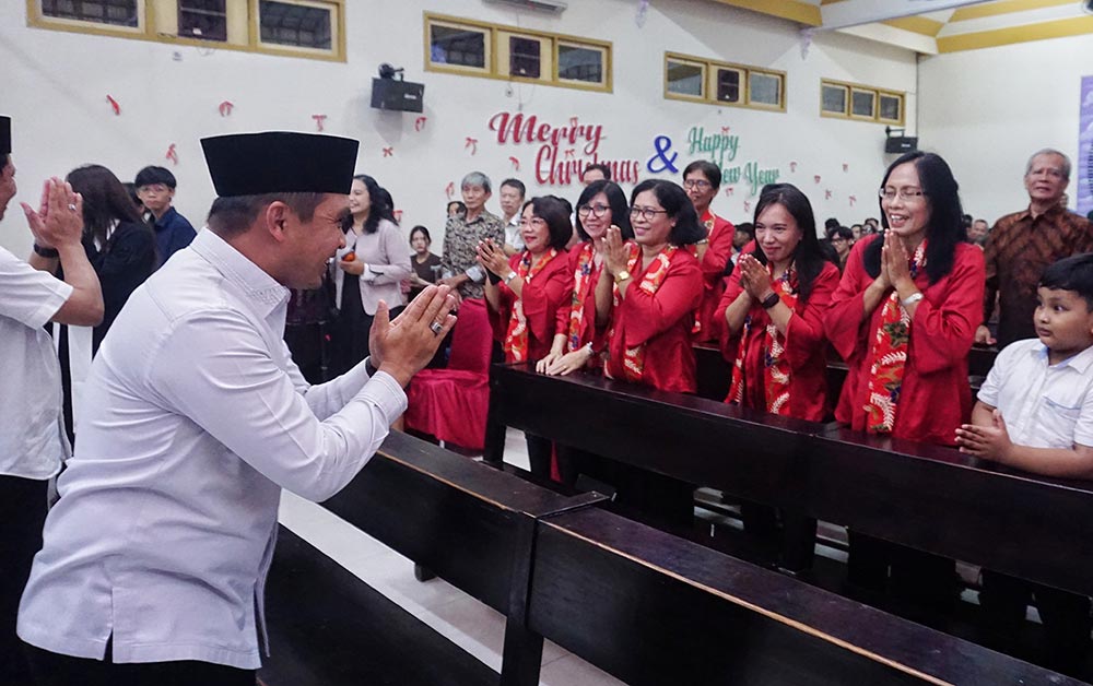 Wali Kota Pasuruan Adi Wibowo saat menyapa jemaat gereja yang sedang merayakan nata