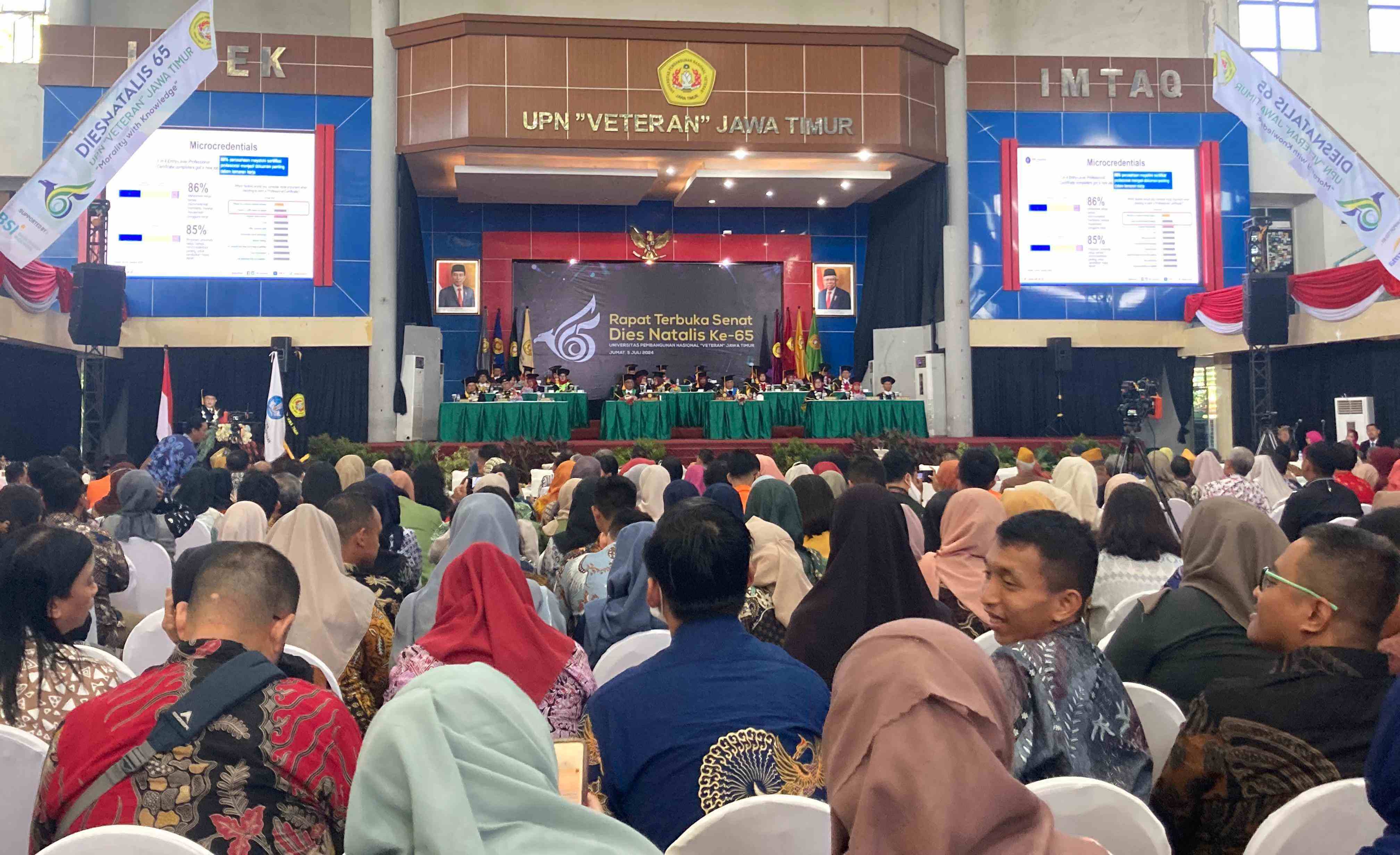 Suasana Dies Natalis ke-65 UPN dengan tema “Rapat Terbuka Senat Dies Natalis Ke-65”, di Gedung Serbaguna kampus UPN Surabaya, Jumat (5/7/2024). Foto: M. Sulthon Neagara/bangsaonline