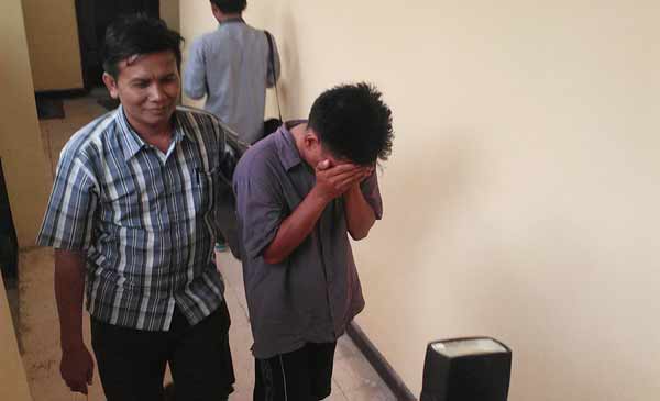 MEMALUKAN: MK (kanan) usai sidang pencopotan yang dipimpin Camat Trucuk. foto: eki nurhadi/BANGSAONLINE