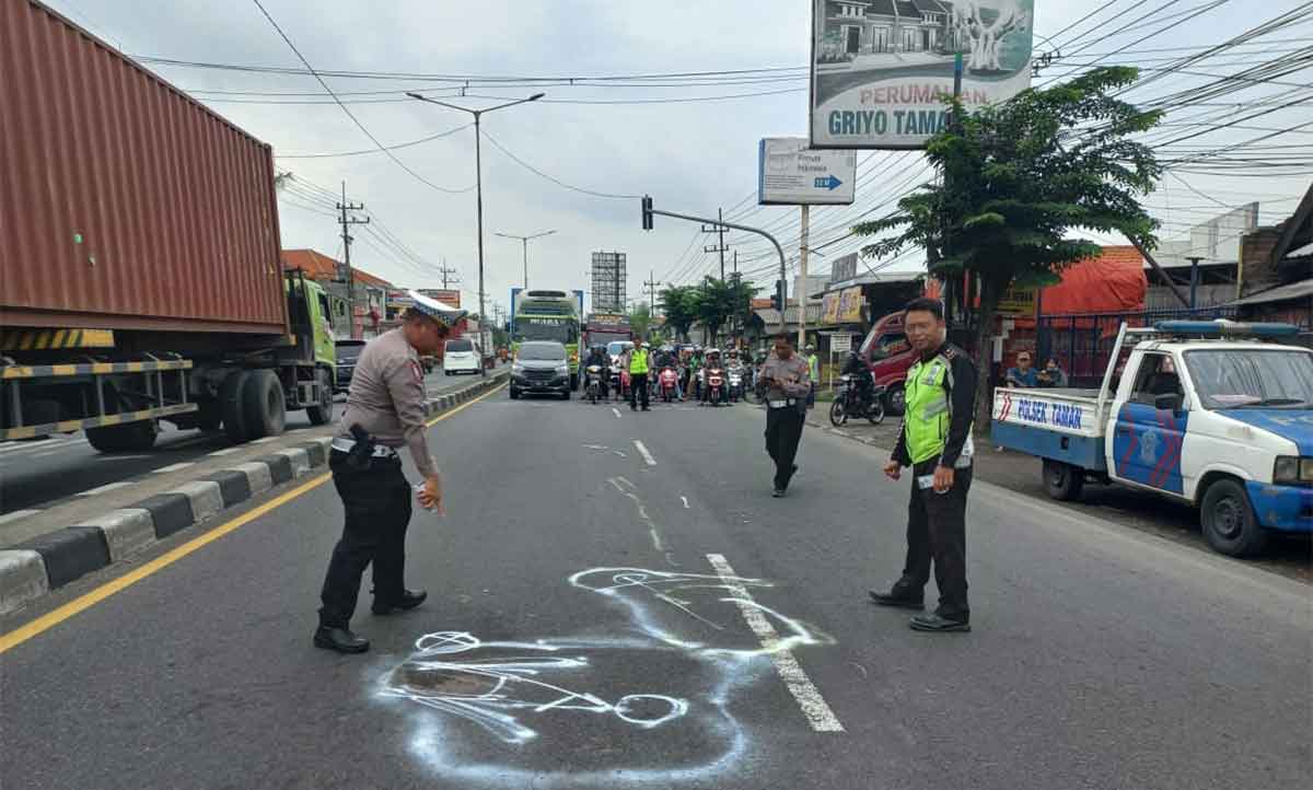 Polisi saat olah TKP di Jalan Raya Taman, Sidoarjo.