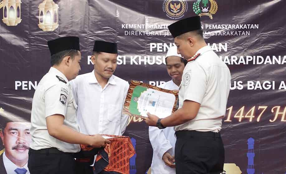 Kalapas Kediri, Solichin (kanan) saat menyerahkan remisi. (Ist)