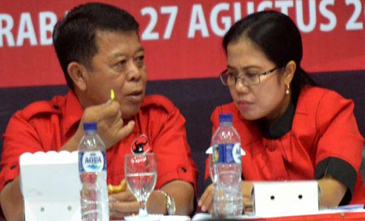 Ketua DPD PDI Perjuangan Jatim, Kusnadi berdiskusi dengan Sekretaris DPD, Sri Untari Bisowarno dalam satu kesempatan.