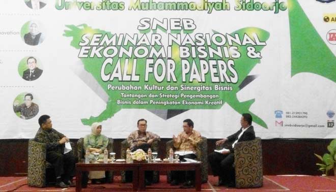 HM Ridwan Hisjam (paling kiri) dan narasumber lainnya saat paparan dalam seminar Nasional yang digelar FEB Umsida, di Hotel The Sun Sidoarjo, Sabtu (17/9). foto: MUSTAIN/ BANGSAONLINE
