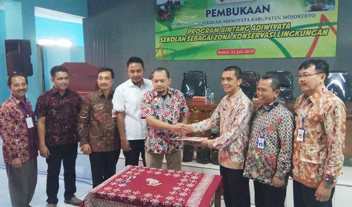 Perjanjian penyelamatan lingkungan hidup melalui 10 sekolah Adiwiyata diteken PT MBI, Dinas Lingkungan Hidup, dan Dinas Pendidikan Kabupaten Mojokerto. foto: YUDI EP/ BANGSAONLINE