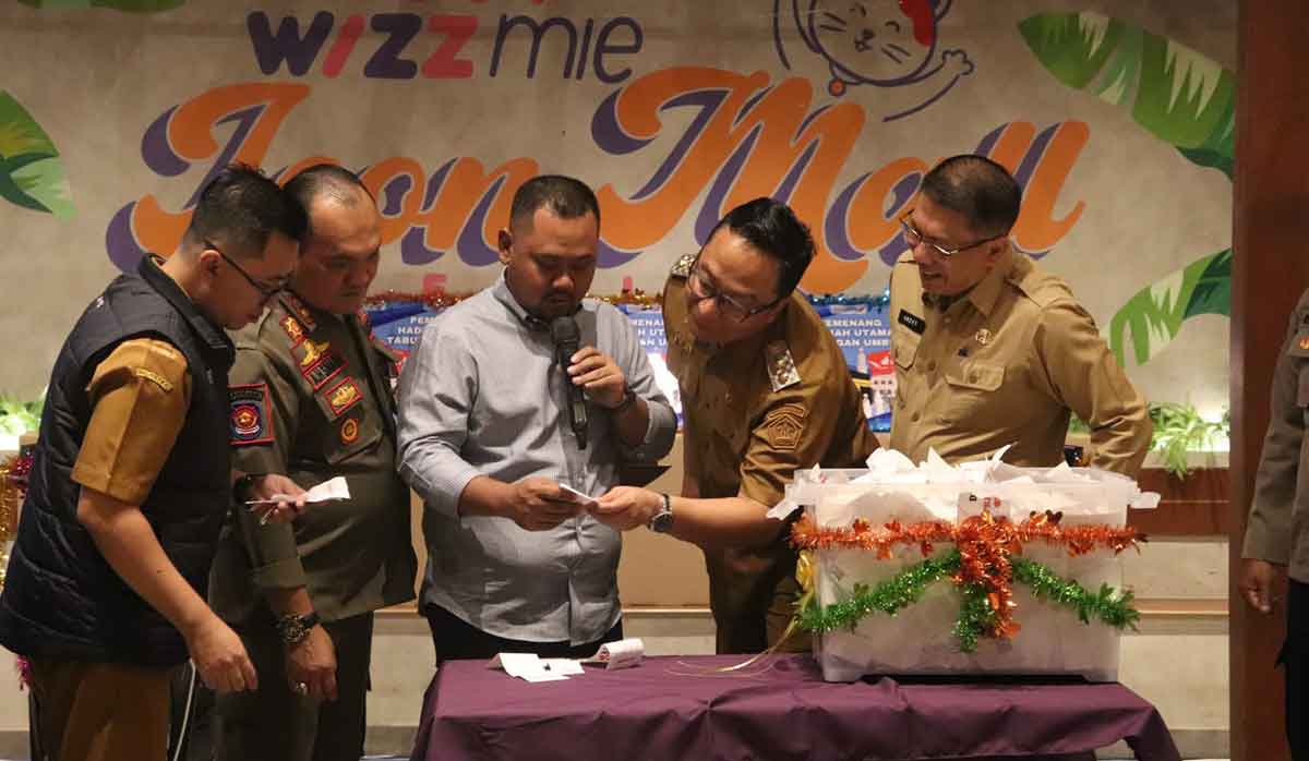 Bupati Fandi Akhmad Yani bersama Wabup Asluchul Alif didampingi Kepala BPPKAD Andhy Hendro W dan Kepala Satpol PP Agustin H. Sinaga saat mengundi hadiah bagi warga patuh bayar pajak. Foto: Ist. 