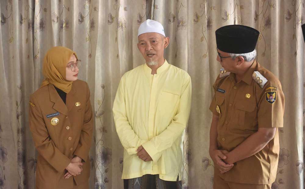 Wali Kota Vinanda dan Wakil Wali Kota Qowimuddin Thoha saat sowan ke kediaman KH Kafabihi Mahrus, Pengasuh Pondok Pesantren Lirboyo Kediri. Foto: Ist. 