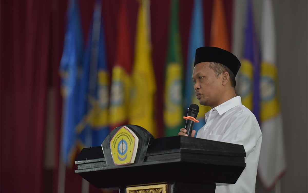 Rektor UTM, Safi, saat memberi sambutan.
