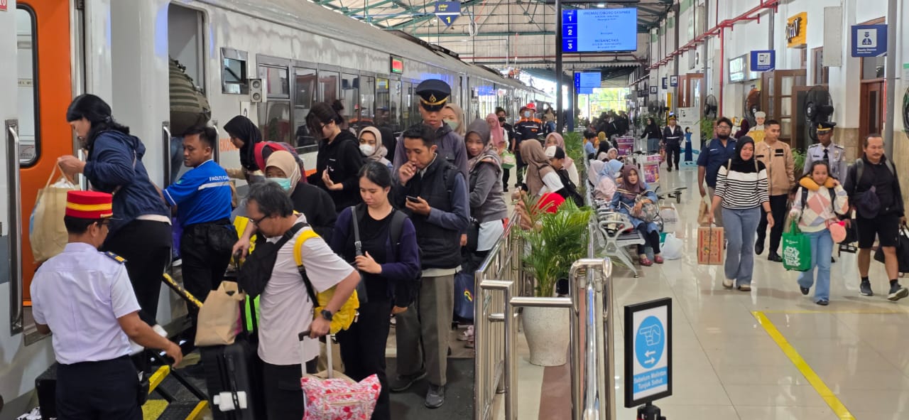 Suasana muat penumpang KA