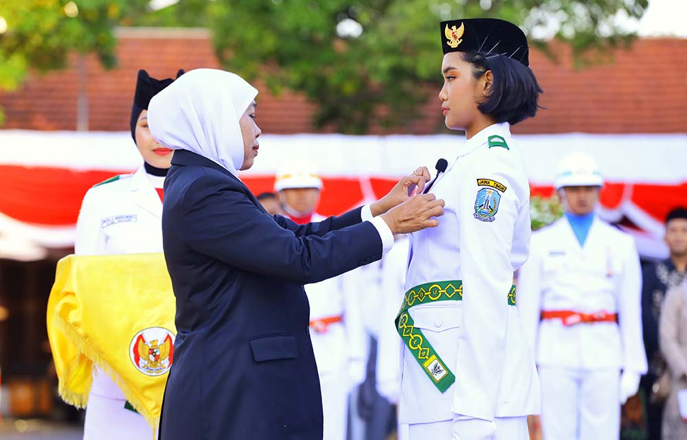 Gubernur Khofifah Indar Parawansa saat mengukuhkan 76 Anggota Pasukan Pengibar Bendera Pusaka (Paskibraka) Tingkat Provinsi Jawa Timur Tahun 2025.