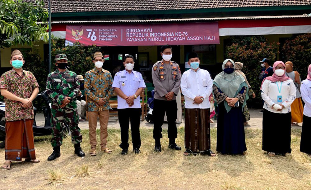 Keluarga Pengasuh Ponpes Al Hidayah II beserta Muspika Sukorejo.