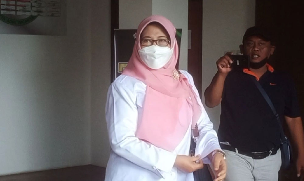 Kepala Diskop Gresik Malahatul Farda usai menjalani pemeriksaan di kejaksaan. Foto: SYUHUD/ BANGSAONLINE