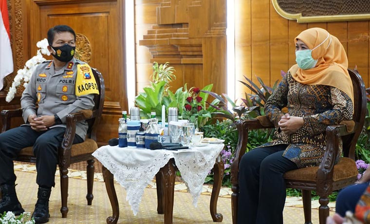 Gubernur Jawa Timur Khofifah Indar Parawansa menerima silaturahim Kapolda Jawa Timur, Irjen Pol Dr. Nico Afinta di Gedung Negara Grahadi Surabaya, Sabtu (21/11/2020) sore.