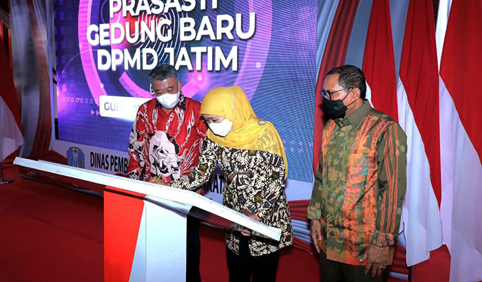 Gubernur Khofifah saat meresmikan gedung baru DPMD Jatim.