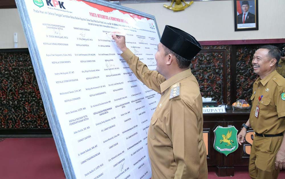 Bupati Sumenep Achmad Fauzi Wongsojudo saat melakukan penandatanganan pakta integritas bersama para kepala OPD.