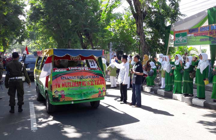 Jajaran pengurus Muslimat NU Gresik melepas kirab mobil siswa dan guru TK. foto: SYUHUD/ BANGSAONLINE