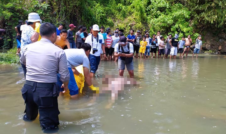 Petugas hendak melakukan evakuasi terhadap korban.