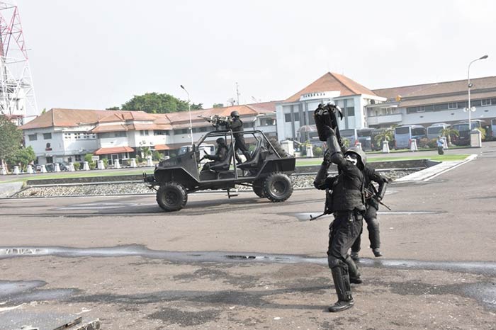 Salah satu aksi yang dilakukan oleh Tim VBSS Pasukan Katak Koarmada II.