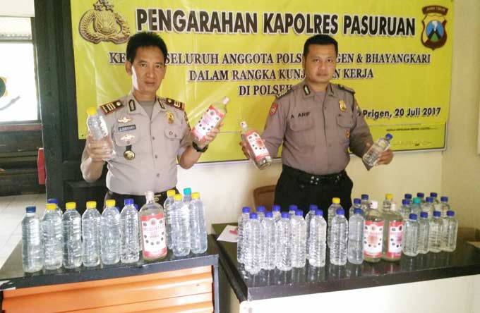 Puluhan miras yang diamankan polisi dari beberapa warung.
