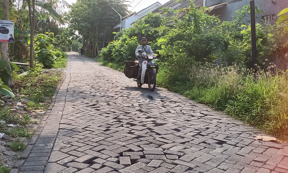 Jalan Lingkungan di Dusun Srembi, Desa Kembangan, Kecamatan Kebomas, Kabupaten Gresik. Foto: SYUHUD/ BANGSAONLINE