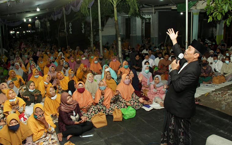 Qosim saat berceramah di Majelis Haul dan Khidmat Maulid Nabi Muhammad SAW. foto: ist.