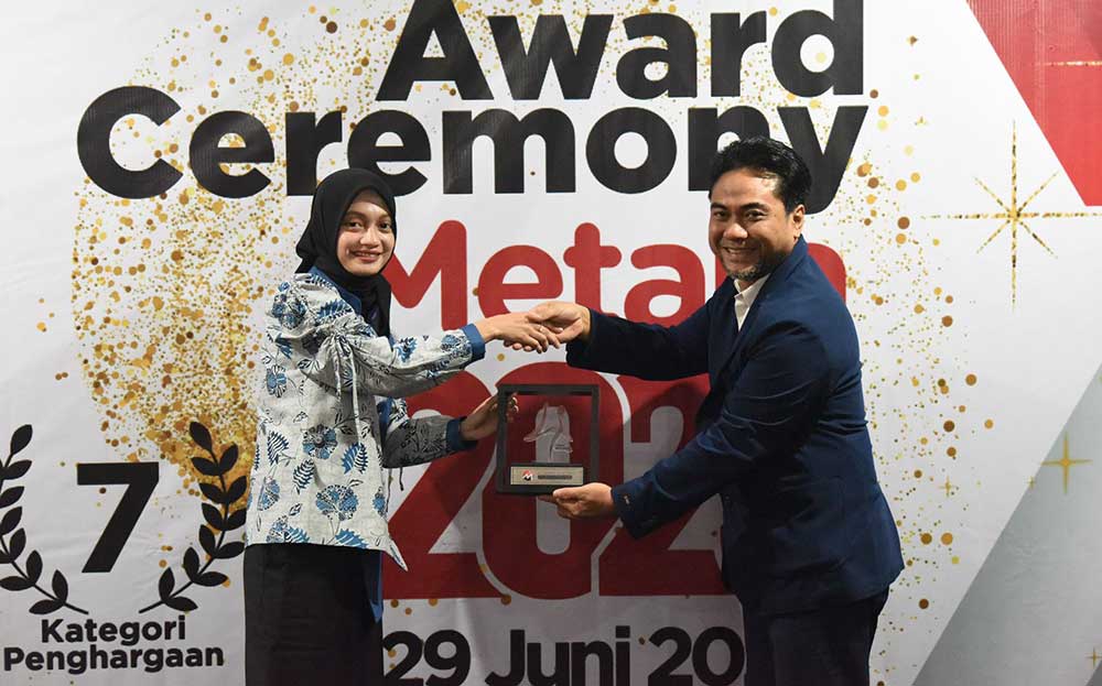 Wali Kota Kediri Vinanda Prameswati saat menerima penghargaan dari CEO Metara News, Khusnul Arif. Foto: Ist. 
