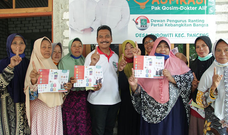 Cabup Qosim saat bersama ibu-ibu pendukung di Desa Surowiti, Kecamatan Panceng, Kabupaten Gresik (foto: ist)