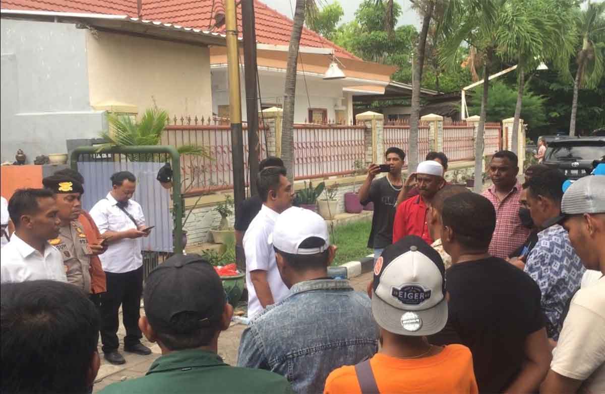 Mediasi antara petugas dengan massa aksi yang melakukan pengerusakan di Kantor PT Jabbaru Elektrodaya Telematika, Surabaya.
