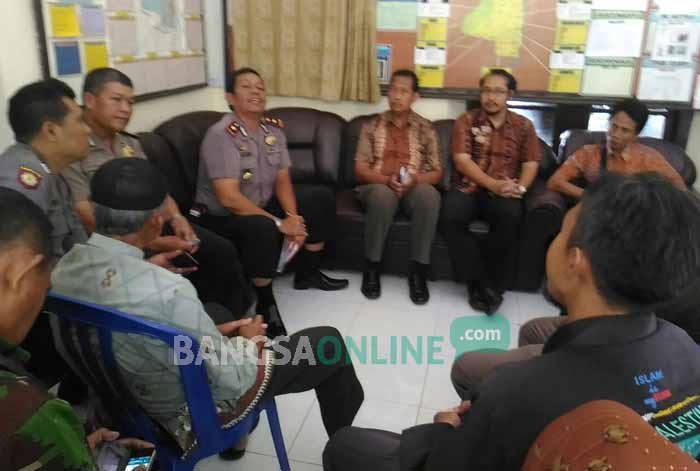 Warga saat mendatangi Mapolsek Mojoroto Kota Kediri 