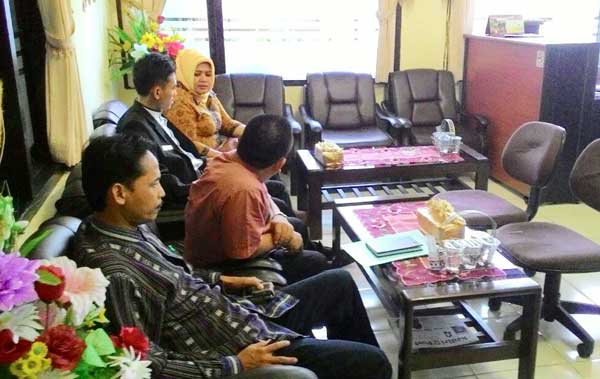 Anggota KPAI saat mendatangi Mapolres Kediri Kota. (arif kurniawan/BANGSAONLINE)