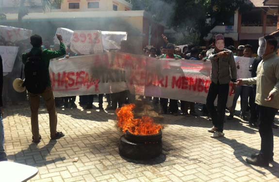 Aksi ratusan mahasiswa STAIN saat menggelar aksi unjuk rasa di halaman kampus. foto: arif kurniawan/BANGSAONLINE