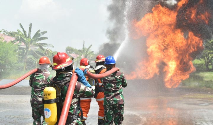 Lomba PEK Kebakaran Antar Satuan yang berlangsung di Komando Latihan Koarmada II, Senin (24/2).