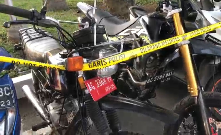 Motor pelat merah ikut diamankan dalam razia balap liar di Blitar. (foto: ist)