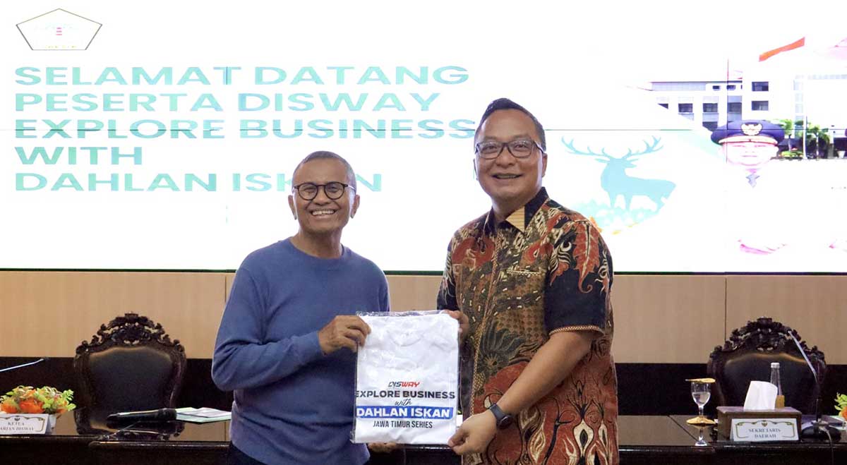 Dahlan Iskan (kiri) saat menyerahkan buku ke Wakil Bupati Gresik, Asluchul Alif. Foto: Ist