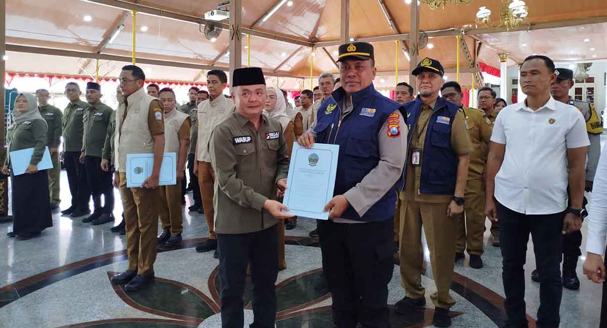 Wakil Bupati Bangkalan saat menyerahkan SK PPPK Tahap II.