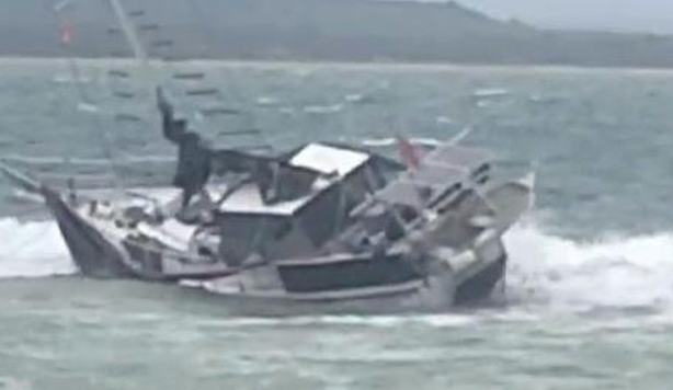 Kapal Yacht Australia Terseret Arus dan Kandas di Pulau Giliyang Sumenep, 2 WNA Dievakuasi Warga