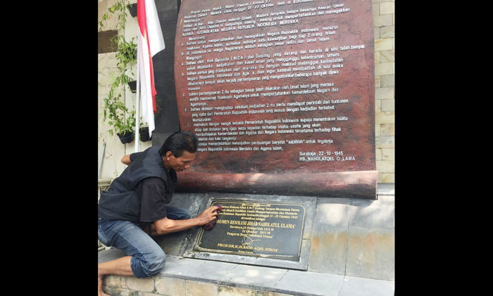 Martudji, Ketua Aliansi Wartawan Surabaya (AWS) sedang membersihkan Monumen Resolusi Jihad NU. foto: istimewa