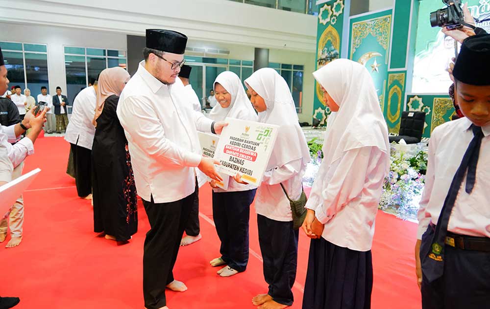 Buka Bersama Ratusan Anak Yatim, Bupati Kediri Serahkan Santunan