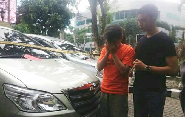 Pelaku saat diamankan di Polsek Tegalsari Surabaya.