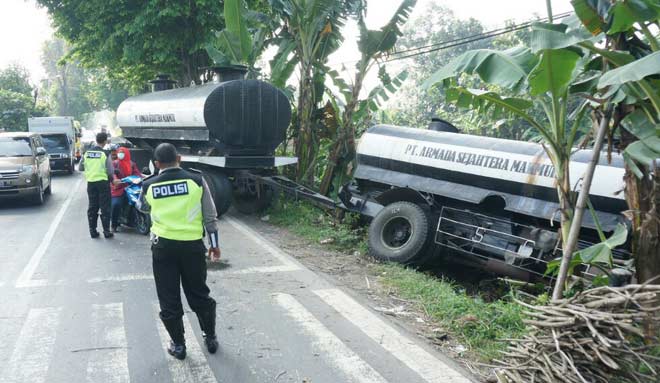Kondisi truk yang nyungsep. foto: RONY S/ BANGSAONLINE