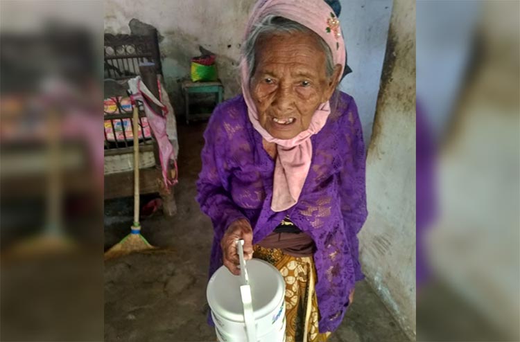 Salah satu lansia penerima Program Rantang Sehat dari Dinsos Kota Probolinggo. 