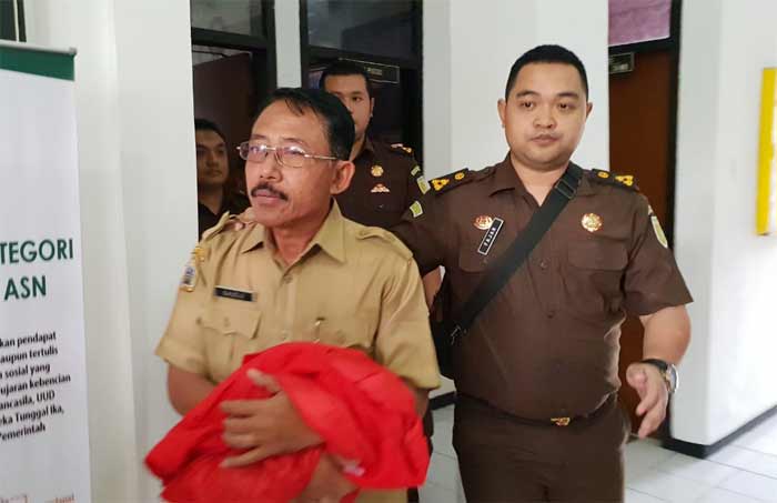 H. Saudji saat digiring ke mobil tahanan. 