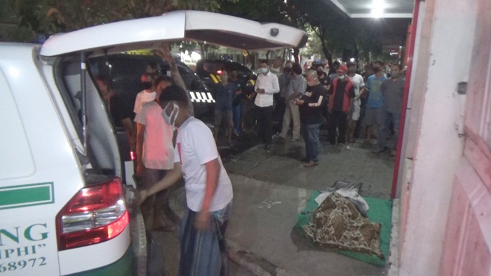 Petugas medis saat evakuasi jenazah korban.