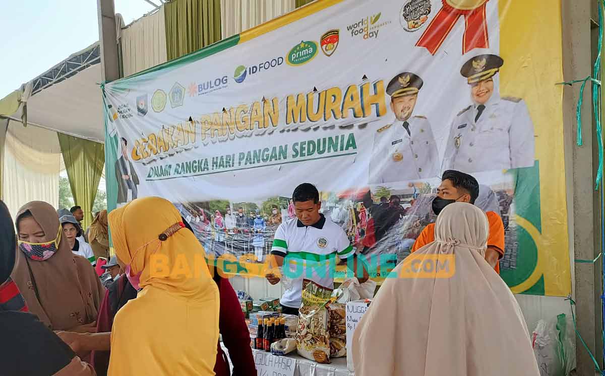 Pembeli saat menyerbu pasar murah yang digelar Pemdes Kedanyang, Kecamatan Kebomas, Gresik. Foto: SYUHUD/BANGSAONLINE