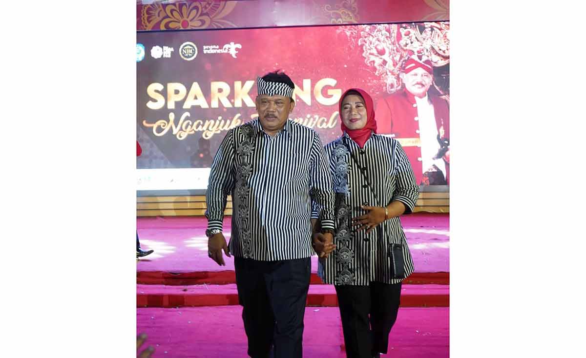 Kang Marhaen didampingi istrinya usai membuka Sparkling Nganjuk Carnival 2023.