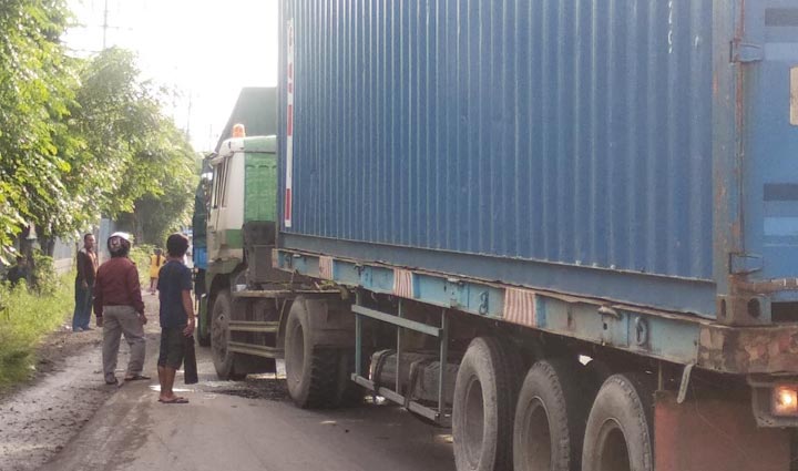 Kondisi truk yang menabrak truk di depannya.